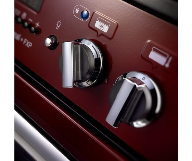 Bedieningspaneel Falcon FXP 90 Gas met chromen draaiknopen, digitaal display en functieknoppen detail