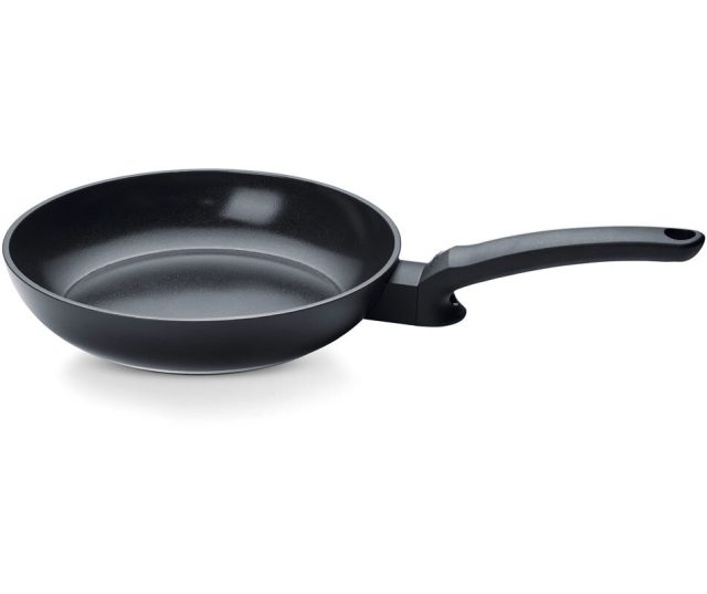 Fissler Ceratal Evo Classic koekenpan 28cm zwart, zijkant op neutrale achtergrond