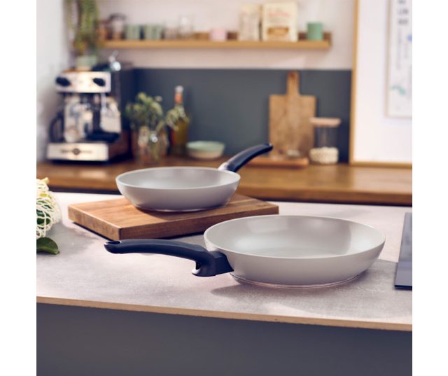 Fissler Ceratal Evo Classic koekenpan 28cm grijs en zwart in moderne keukenopstelling op werkblad