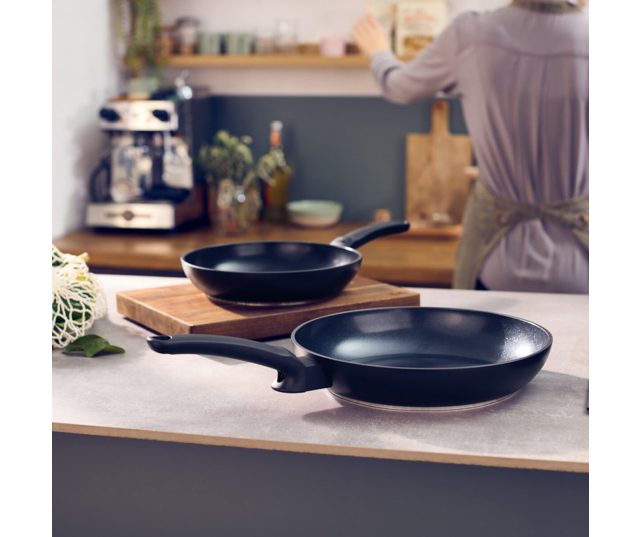 Fissler Ceratal Evo Classic koekenpan 28cm zwart en grijs uitgestald op houten onderleggers in keuken