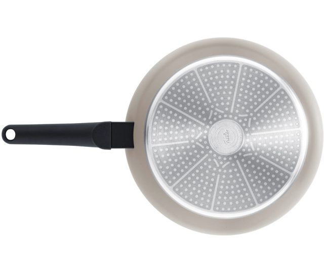 Fissler Ceratal Evo Classic koekenpan 28cm grijs, bodem met warmteverdelingssysteem en logo zichtbaar