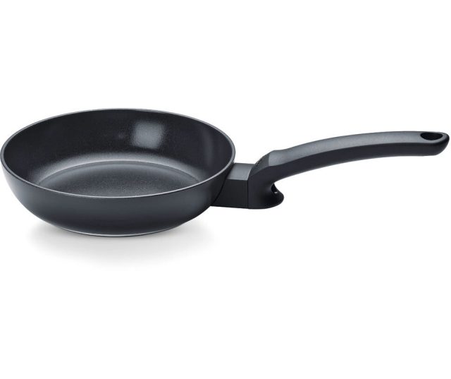 Fissler Ceratal Evo Classic koekenpan 28cm zwart, zijkant met warmteverdelingssysteem op bodem