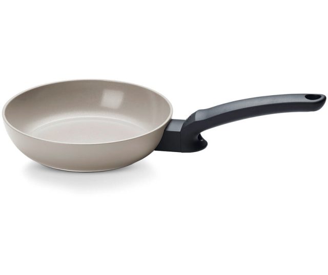 Fissler Ceratal Evo Classic koekenpan 28cm zwart, vooraanzicht met glanzende coating