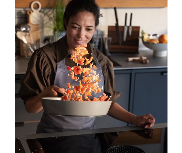 Fissler Ceratal Evo Comfort koekenpan 24cm grijs in gebruik, groenten worden in pan gegooid in keuken