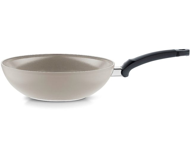 Fissler Ceratal wokpan 28cm, bovenaanzicht met zwart greephandvat