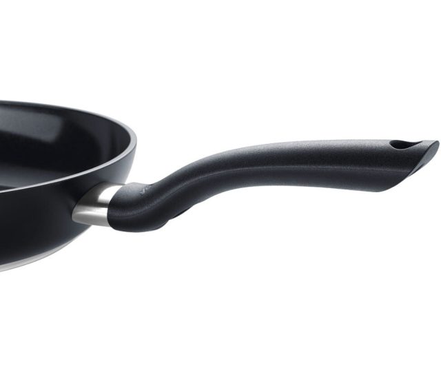 Fissler Essential koekenpan 20cm zwart, detail zwarte greep met staalring