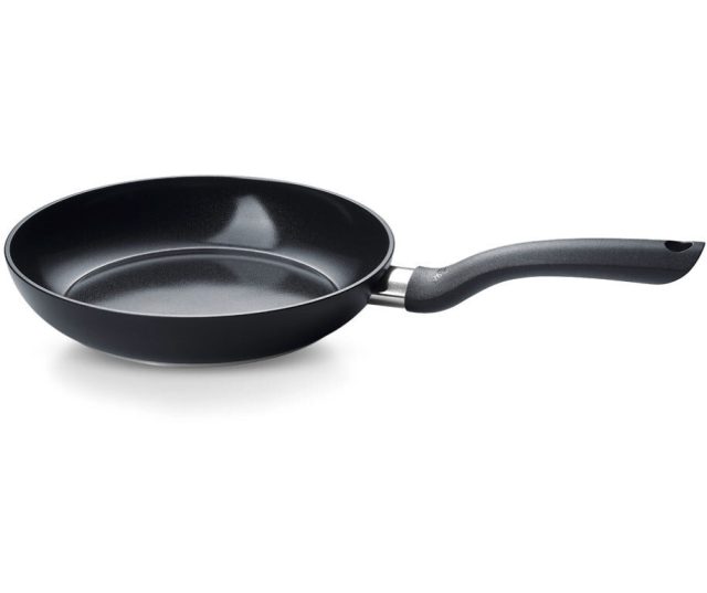 Fissler Essential koekenpan 20cm zwart, vooraanzicht zijaanzicht met greep