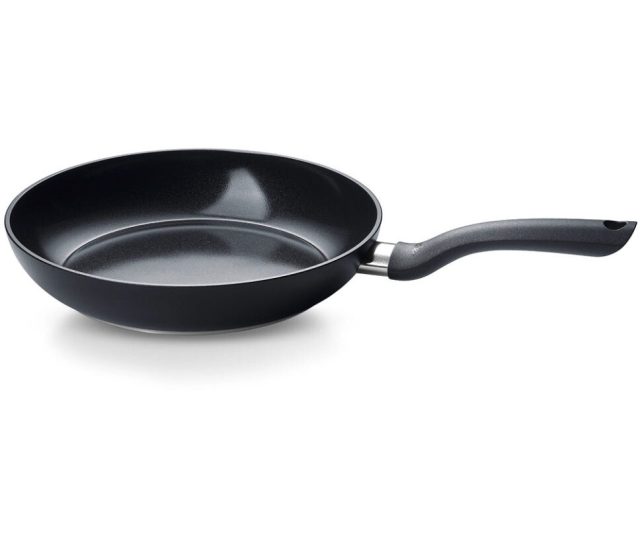 Fissler Essential koekenpan 20cm zwart, zijaanzicht met zwarte greep