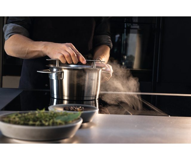 Fissler Phi Collection kookpan 20cm in gebruik op inductiekookplaat met stoom en inhoud