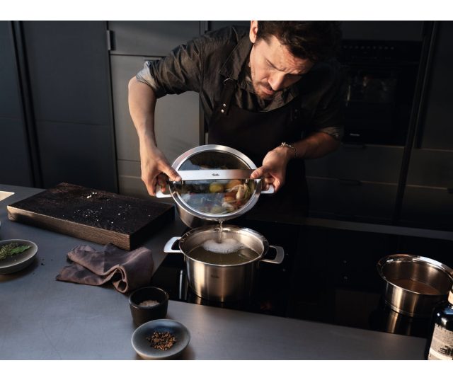 Fissler Phi Collection kookpan 20cm deksel wordt uitgetild boven kokende vloeistof