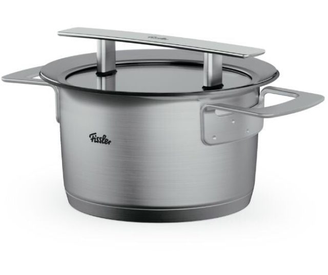 Fissler Phi Collection kookpan 24cm, driekwart aanzicht met deksel gesloten