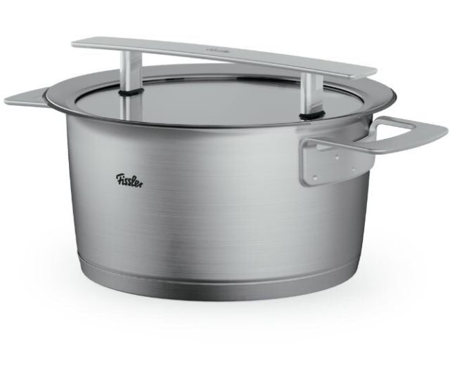 Fissler Phi Collection kookpan 24cm, driekwart zijaanzicht van pan met open deksel