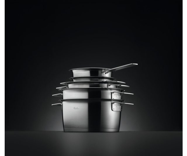 Fissler Phi Collection steelpan stapeling van meerdere potten en pannen in zwart-wit