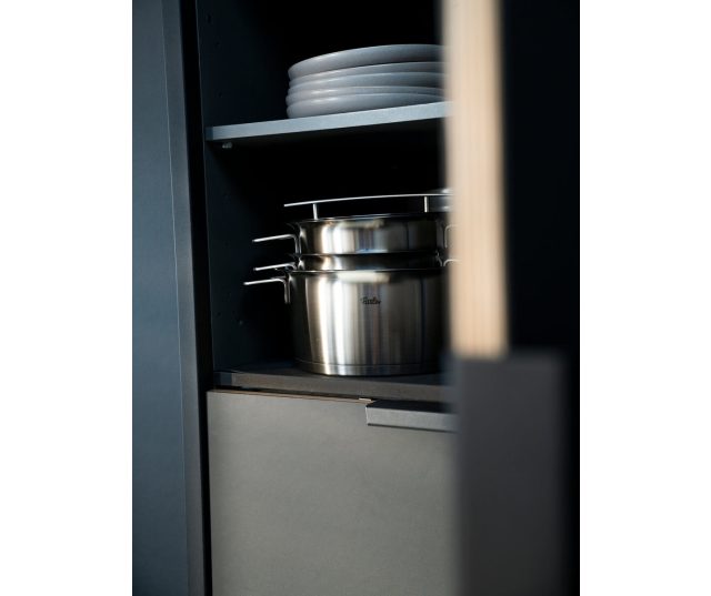 Fissler Phi Collection steelpan opgeslagen in keukenkast op plank met deksel