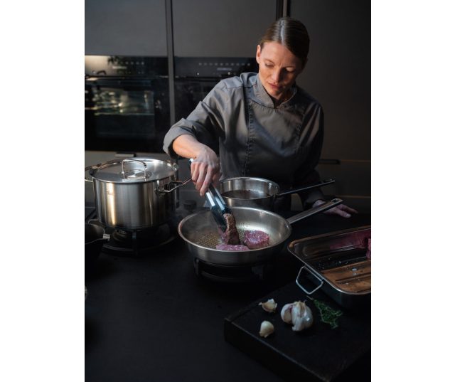 Fissler Profi Collection koekenpan 24cm in gebruik op inductiefornuis met vlees bakken