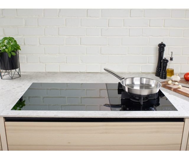 Fissler Pure Collection koekenpan 24cm op inductiekookplaat met groenten erin