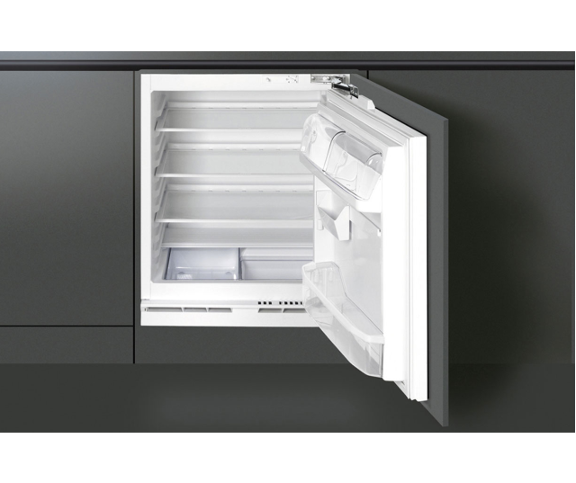 De Smeg FR148AP dient onder het aanrecht geplaatst te worden waarna de keukendeur er weer voor bevestigd kan worden.