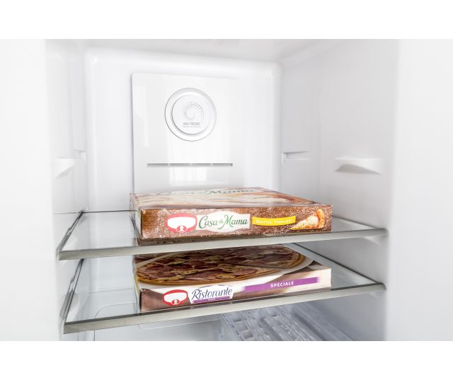 Frilec BREMEN295-NF-040CDI koelkast vrieskast, geopende deur met glazen planken en pizzadozen