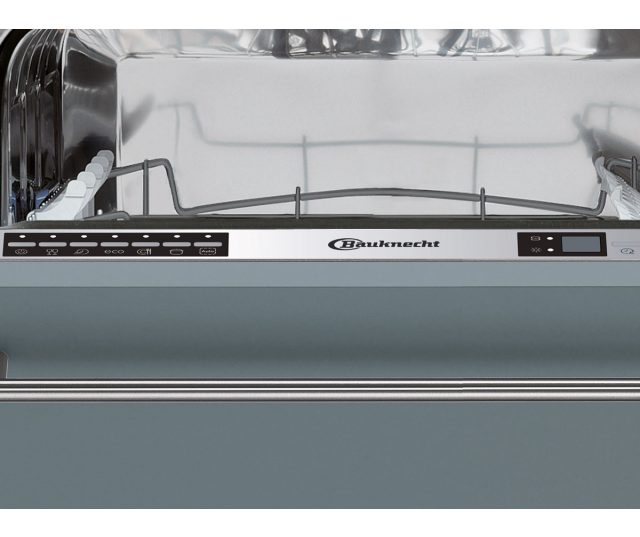 Het overzichtelijke bedieningspaneel van de BAUKNECHT smalle vaatwasser GCXP 71102 A+