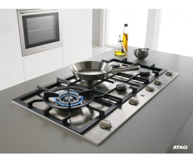 De Atag HG9711CA is uitgevoerd met vijf branders waaronder een sterke wokbrander links