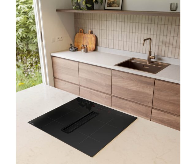 Inventum IKA6035 inductie kookplaat met afzuiging ingebouwd in keukenwerkblad met houten kasten