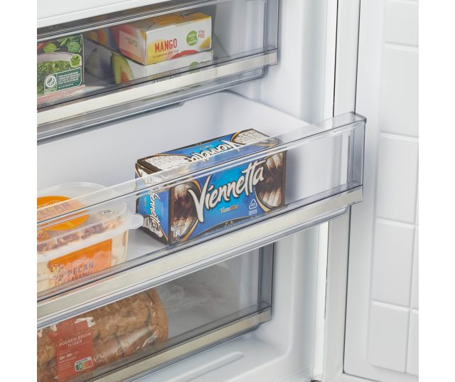 Onderste vriesvakken Inventum IKV1945S met bevroren producten in laden