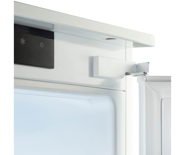 Inventum IKV1947S achterkant, koelrugdetail met ventilatiesleuven en condensoronderdelen