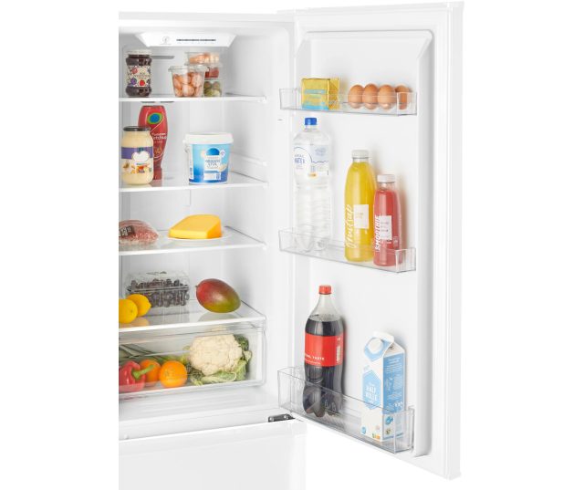 Inventum KV1808W koelkast interieur bovenkast geopend, deurvakken en planken met voeding