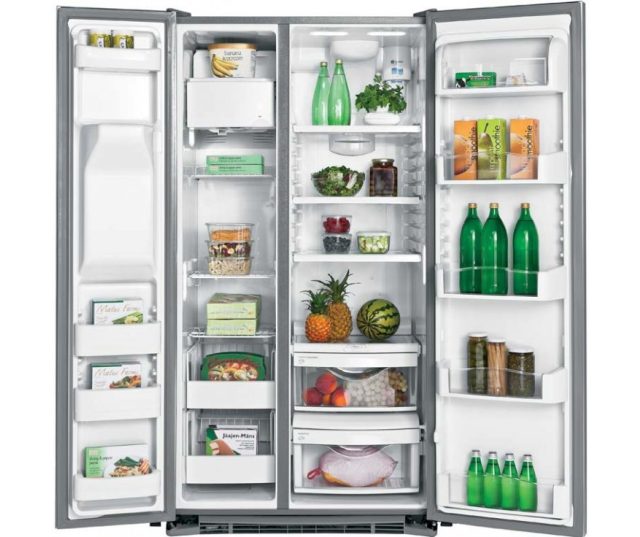 Foto van de binnenzijde van de ioMabe ORE24CGF BB 3C cream Amerikaanse koelkast