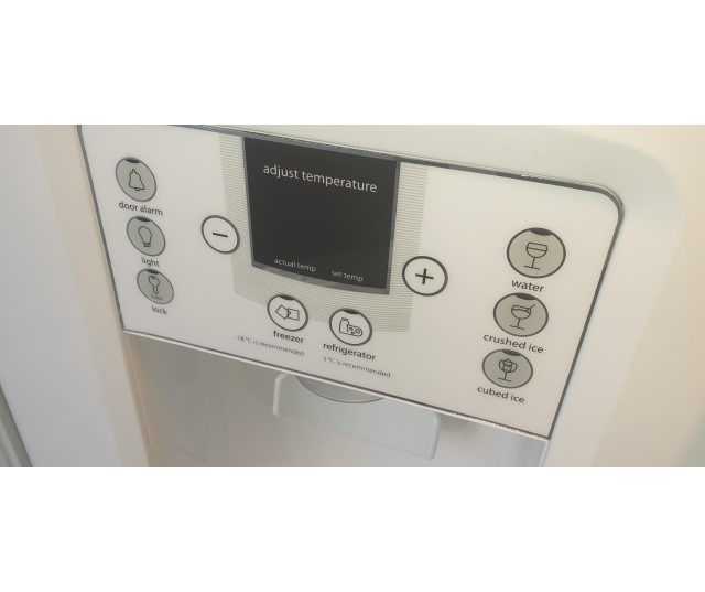 Foto van de dispenser op de deur van de vriezer van de ioMabe ORGS2DFF WW