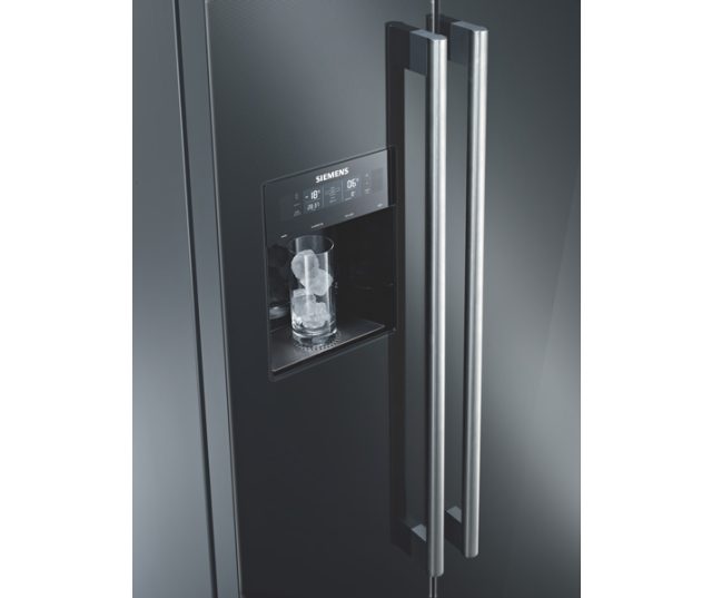 De vlakke ijsdispenser van de Siemens KA62DS51 geeft in combinatie met de rvs grepen een super stoer design aan de amerikaanse koelkast