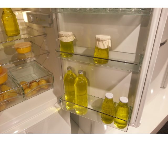Zeer praktisch is de heldere verlichting en de in hoogte verstelbare leggers in de MIELE koelkast KD12612S