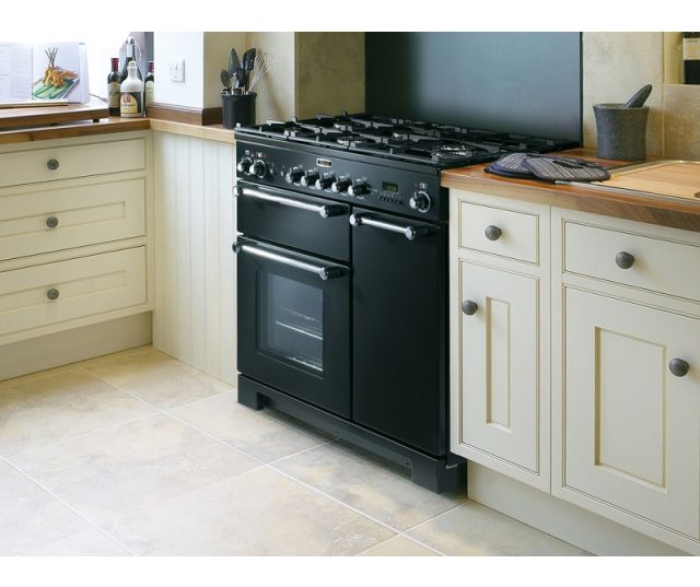 De Kitchener 90 past perfect in een landelijke keuken, maar geeft als fornuis ook een knipoog in een strakke keuken