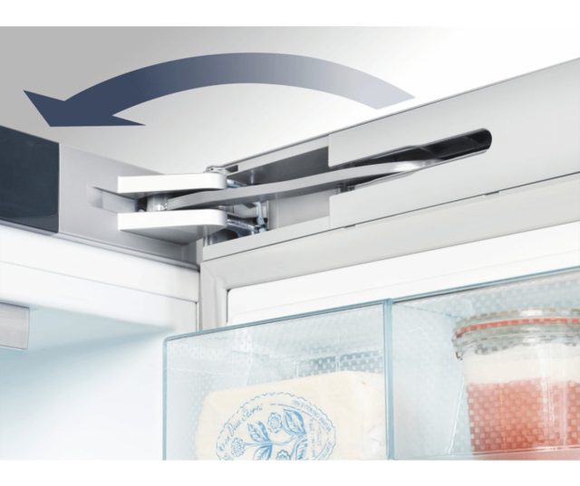 De scharnieren van de Liebherr CBNes5778 koelkast met BioFresh sluiten de deur automatisch