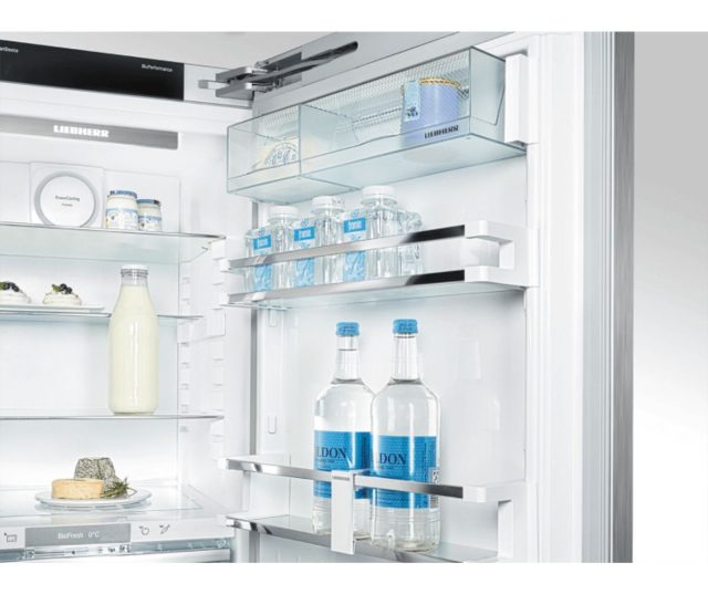 Dankzij de ruimte deurvakken in de Liebherr CBNes5778 koelkast met BioFresh passen uw spullen altijd
