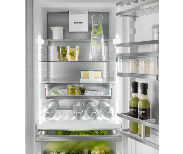 Liebherr ICBNbi 7663_20 koelkast bovenaanzicht interieur met glazen schappen, flessenrek en dranken