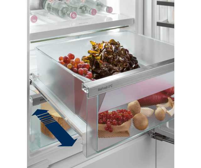 Liebherr ICBNbi 7663_20 koelkast BioFresh-lade met verse groenten, sla en fruit in geopende staat