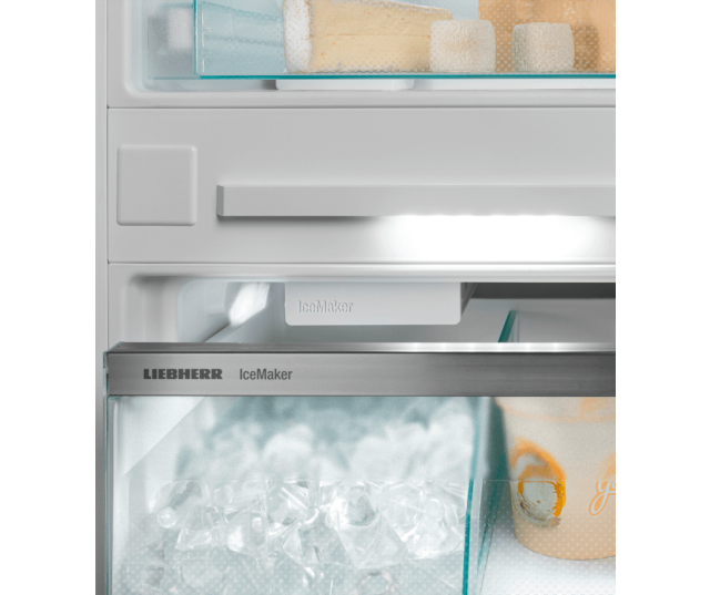 Liebherr ICBNbi 7663_20 koelkast detail ijsmakerlade onderaanzicht met ijsblokjes