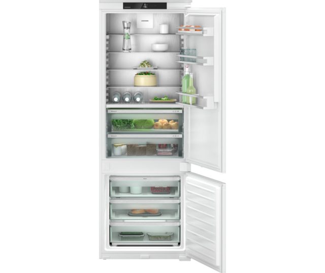 Liebherr ICBNSd 7623-20 inbouw koel-vriescombinatie met beide deuren open: vijf legplateaus tegen een SmartSteel achterwand, twee BioFresh-laden en daaronder het vriesdeel met drie laden