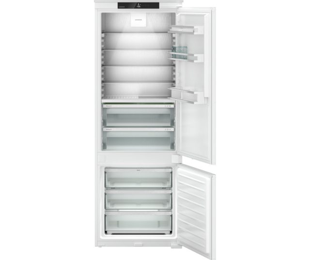 Liebherr ICBNSd 7623-20 inbouw koel-vriescombinatie open en leeg, waarbij de indeling van het koeldeel, de twee BioFresh-laden en de drie vriesladen goed te zien is