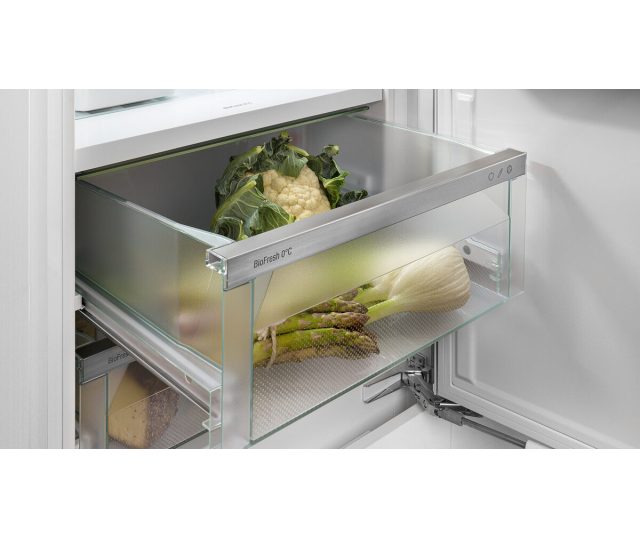 BioFresh Fruit & Vegetable-Safe van de Liebherr ICBNSd 7623-20: geopende lade op telescooprails met bloemkool en groene asperges, bij een hogere luchtvochtigheid