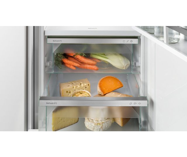 BioFresh-Safe van de Liebherr ICBNSd 7623-20 met wortelen, kaas en verse producten bij een temperatuur net boven 0 graden