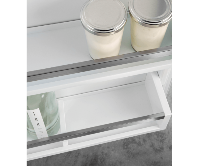 Liebherr ICNc 7603_20 deurvakken met roomyoghurt containers en opslagruimte