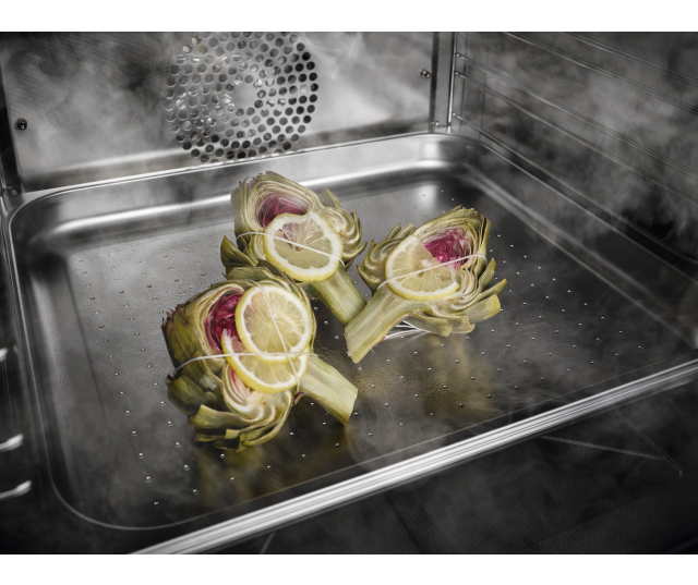 Miele DGC 7840 HCX geopende oven met stalen gaargeleider, gestoofde artisjokken met citroen op bakplaat