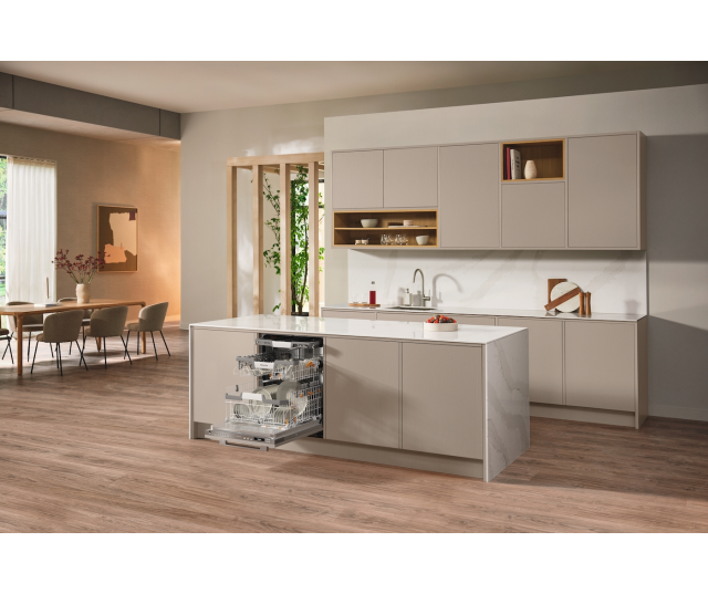 Miele G 7281 vaatwasser ingebouwd in keukeneiland met uittrekbare laden vol servies