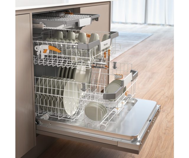 Miele G 7281 vaatwasser interieur met drie laden en gespreide manden voor afwas
