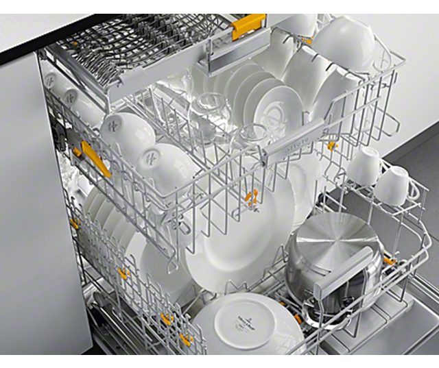 De Miele G4960 SCVi inbouw vaatwasser beschikt over een bovenkorf, een onderkorf en een bestekmand