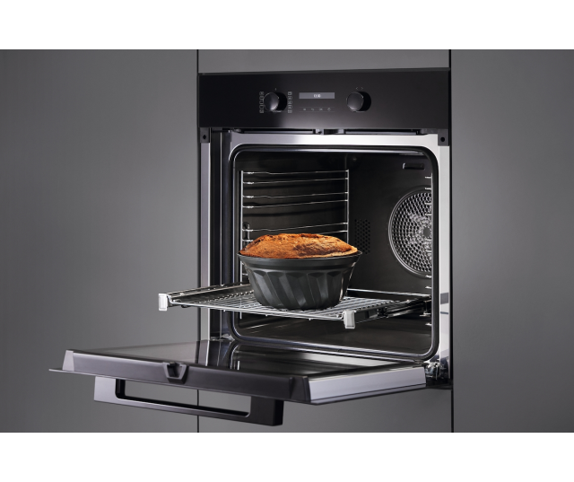Miele H 2861-1 B 125 Edition oven met geopende deur, uitgeschoven oven rack en brood bakken met rooster zichtbaar