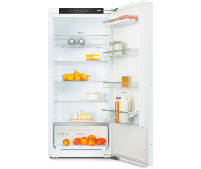 Miele K7325E koelkast geopend met volgeladen interieur, stellages, deurrekken en onderste groentela zichtbaar