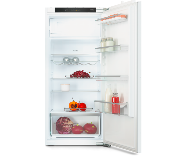 Miele K 7326 E koelkast geopend met geopende deur en interieur met meerdere laden, schappen en flessen zichtbaar